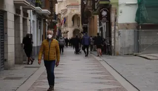 Personas paseando por Zamora