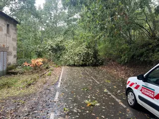 Una carretera afectada tras el paso de un temporal. Archivo