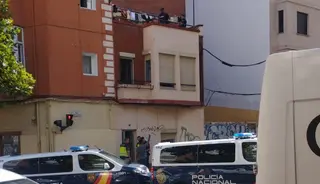 Imagen del operativo policial en la calle Cardenal Mella