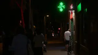 Imagen de un termómetro con 32 grados durante la noche-Europapress