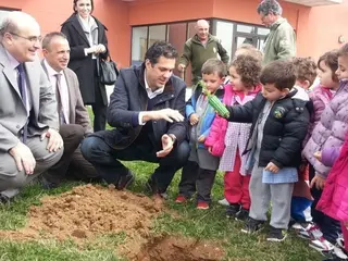 La Junta celebra el Día del Árbol con una plantación en el CRA de Monfarracinos