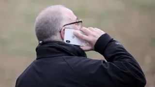 un hombre habla por su telefono movil ep