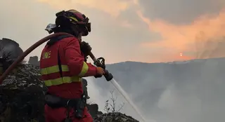 Un efectivo de la UME trabaja en el incendio de Porto el pasado verano