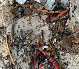 restos de pirotécnica acumulados en Puente de Piedra