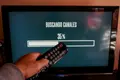 Una persona utiliza su mando de la televisión para buscar canales. Ricardo Rubio. Europa Press. Archivo