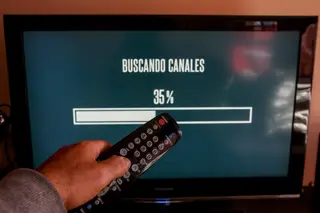 Una persona utiliza su mando de la televisión para buscar canales. Ricardo Rubio. Europa Press. Archivo