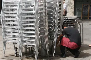 Un camarero se dispone a colocar las sillas de la terraza de un bar EUROPA PRESS Archivo