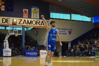 Josep Peris celebra un triple.