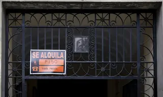 Archivo - Un cartel de un piso en alquiler - Eduardo Parra - Europa Press - Archivo