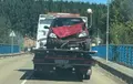 La grúa traslada el turismo implicado en el accidente de Abraveses con una cosechadora