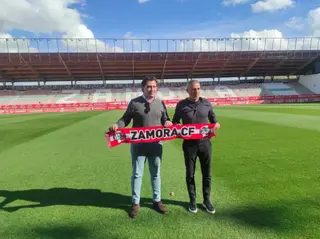 El presidente del Zamora CF es Javier Páez Ruiz de Lopera junto a Óscar Cano en su presentación en el Ruta de la Plata