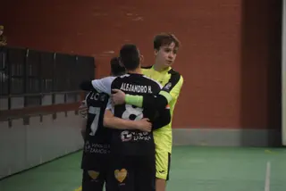 Pablo y Alejandro abrazan a Óscar tras su gol