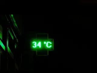 Imagen de un termómetro marcando 34 grados de madrugada en Zamora