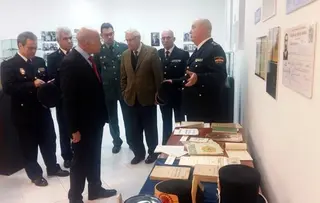 Los vecinos de Aliste conocen la evolución de la Policía gracias a la exposición del Museo del CNP