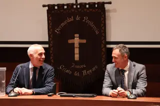 Antonio Martín Alén situado en la izquierda en el salón de actos del Museo Etnográfico de Castilla y León,