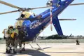Maniobras de embarque en el helicóptero de la base