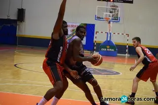 Dionte Adams, del Innova Chef, se convierte en el rey del rebote defensivo
