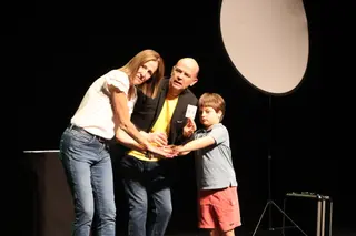 Jandro subió al escenario a personas de todas las edades para hacerles partícipes de sus trucos