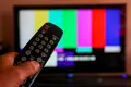 Una persona utiliza su mando de la televisión para buscar canales. Europa Press. Archivo