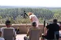 Varias personas preparadas para ver el eclipse desde los Paseos de la Mota en Benavente