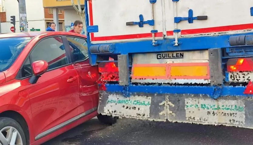 Golpe del camión al vehículo estacionado