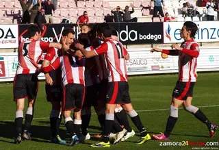 Un gol en el descuento de cada parte pone al Zamora más cerca del "play off"