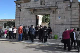 Los zamoranos acuden al cementerio por el Día de Todos los Santos (1)