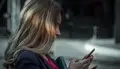 Una mujer utiliza el teléfono móvil. Europa Press. Archivo