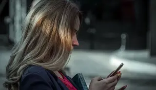 Una mujer utiliza el teléfono móvil. Europa Press. Archivo