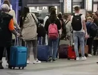 Numerosas personas con maletas salen de viaje en la estación Almudena Grandes-Atocha Cercanías donde se inicia la operación de Semana Santa, en Madrid (España). - Marta Fernández Jara - Europa Press
