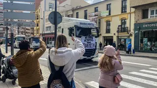Varios zamoranos vitorean a los transportistas a su paso por la plaza de la Marina Foto María Lorenzo