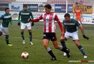 El Zamora vuelve a ser solvente en casa y doblega al Coruxo (2-0)