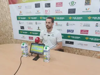 Kike Moreno, jugador del BM Zamora  en rueda de prensa.