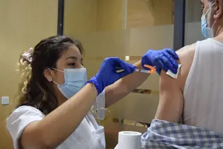 ¿Qué va a pasar ahora con las personas que ya han recibido la primera dosis de AstraZeneca?