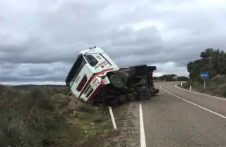 Tráfico condicionado por el vuelco de un camión cerca de la presa de Almendra