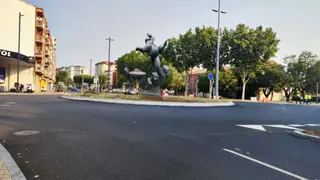 Montaje figurativo de una de las esculturas de Lobo en una de las nuevas rotondas