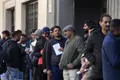 Largas colas para acogerse al nuevo proceso de regularización de migrantes, ante el Consulado de Pakistán en Barcelona-Europapress