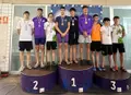 Uno de los nadadores del CD Natación San José Obrero en lo más alto del podio