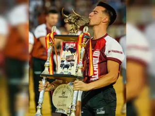 Alejandro Muñoz con el trofeo de campeón de cortes. | FOTO: Redes sociales Plaza de Toros Valladolid