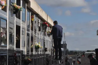 Los zamoranos acuden al cementerio por el Día de Todos los Santos. Archivo.
