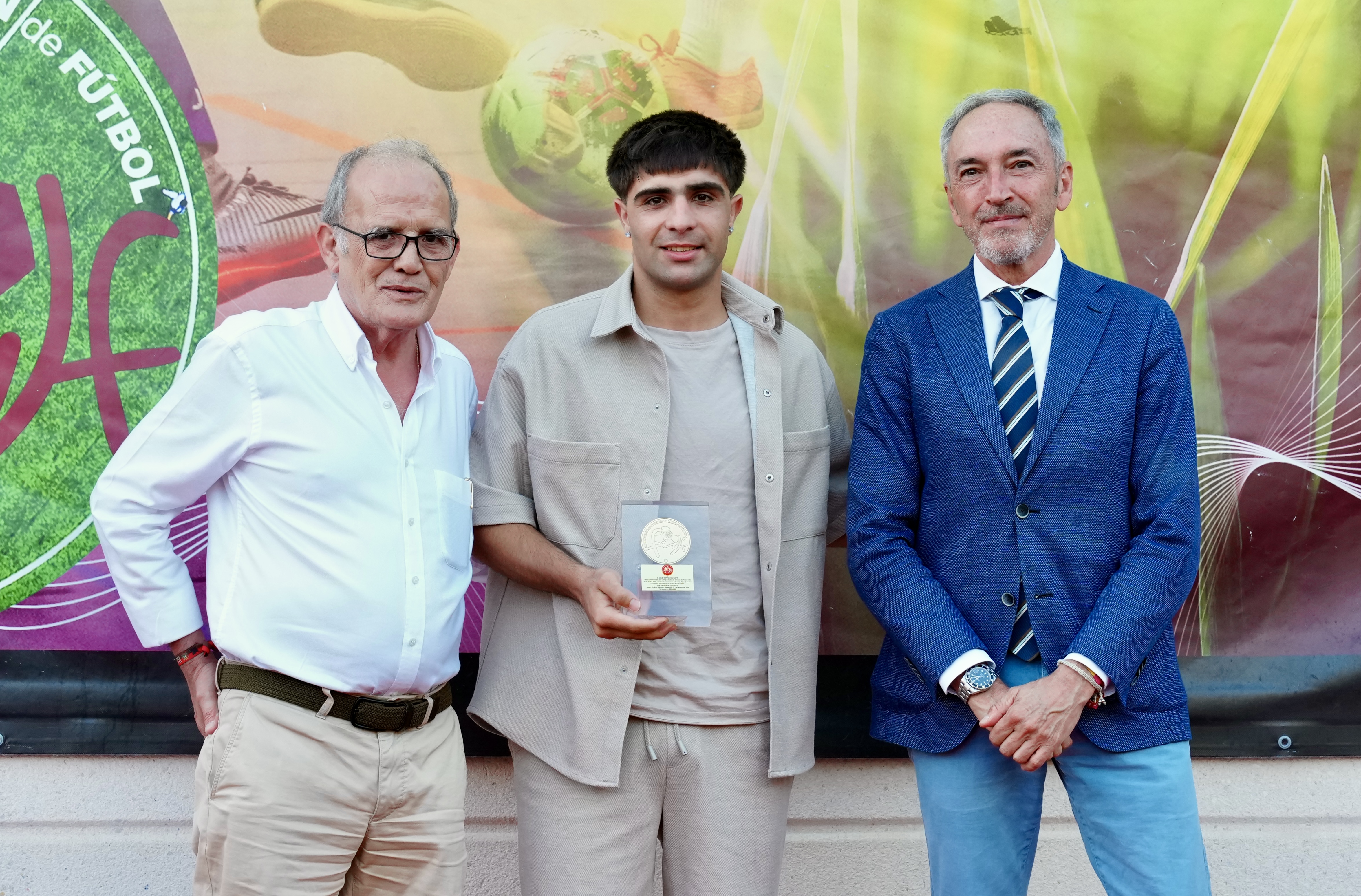 David Novoa ha recogido la medalla de oro de la RFCYLF como Campe&oacute;n de Europa de F&uacute;tbol Sala de manos del presidente RFCYLF, Marcelino Mat&eacute;, y del Consejero de Cultura, Turismo y Deporte, Alberto D&iacute;az.