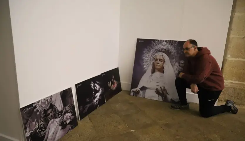 Paco González durante el montaje de su exposición