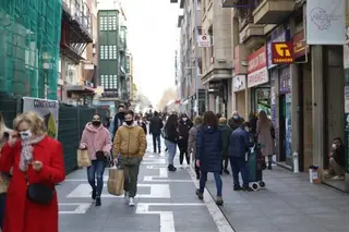 Personas con mascarillas paseando por Santa Clara durante la pandemia