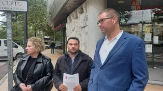 Eloy Tomé, portavoz de Zamora Sí, a las puertas de la Delegación Territorial de la Junta de Castilla y León
