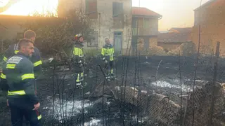 Dos bomberos en el incendio de Molezuelas de la Carballeda del pasado verano
