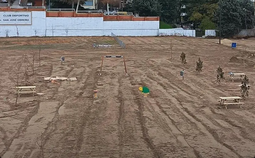 Instalacón de mobiliario urbano y parque infantil en La Josa