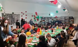Los niños disfrutaron de una merienda y la visita de Papa Noel