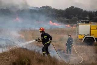 Varios bomberos trabajan en la extinción del fuego del incendio de Losacio. Europa Press
