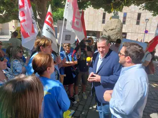 Faúndez con el personal de Royal Clean