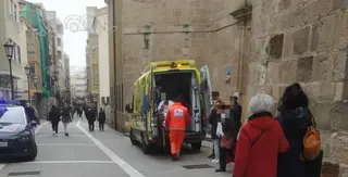 Imagen de la mujer siendo introducida en la ambulancia